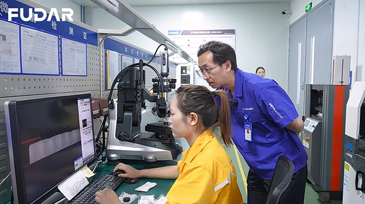 Wan Dai mentoring an engineer