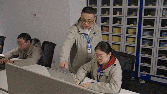 Bai Xiaoping mentoring young technical professionals