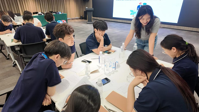 Zhang Wenxuan answered participants’ questions during the session