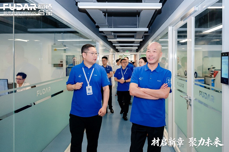 Wang Dawu Tours the Institute’s Office Area