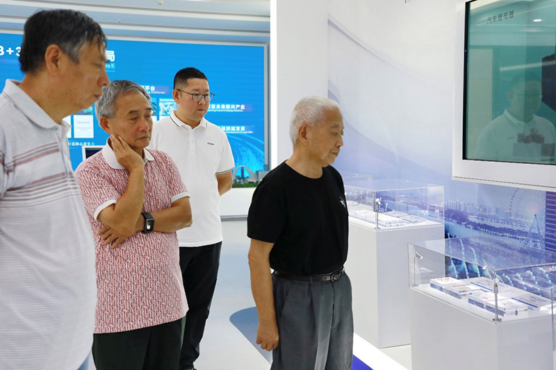 Experts Examine Fuda’s Products