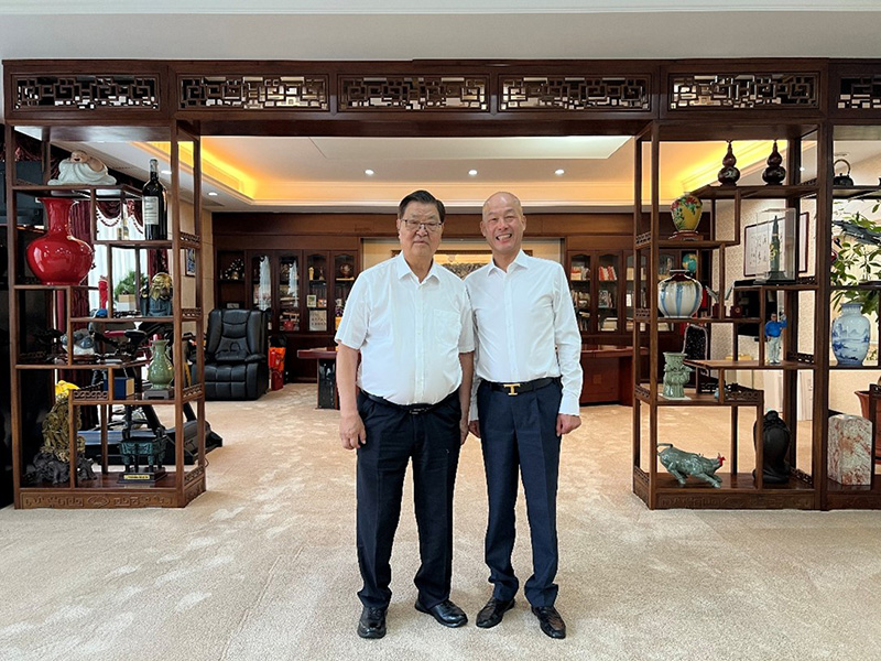 Wang Dawu and Guo Manjin pose for a photo Wang Dawu and Guo Manjin pose for a photo
